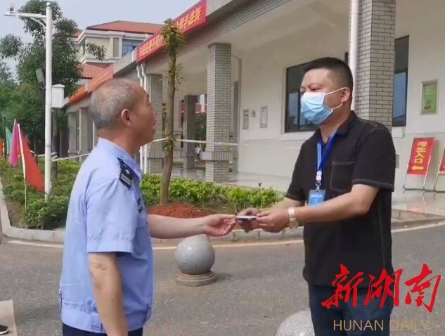 高考|邵阳县：考生身份证遗忘家里 交警20分钟帮助取回