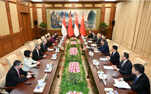 习近平会见新加坡国务资政李显龙2