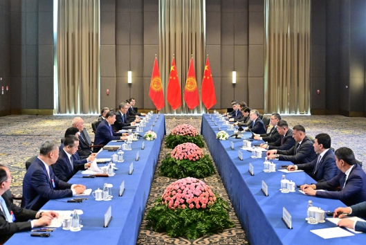 习近平会见吉尔吉斯斯坦总统扎帕罗夫1
