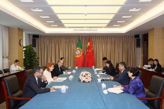 生态环境部部长黄润秋会见葡萄牙环境与能源部部长卡瓦略1