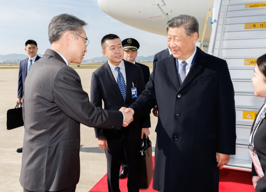 习近平抵达韩国出席亚太经合组织第三十二次领导人非正式会议并对韩国进行国事访问2