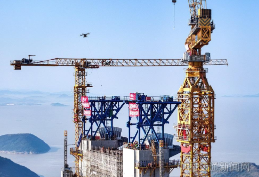 双屿门大桥先导索顺利完成过海架设作业